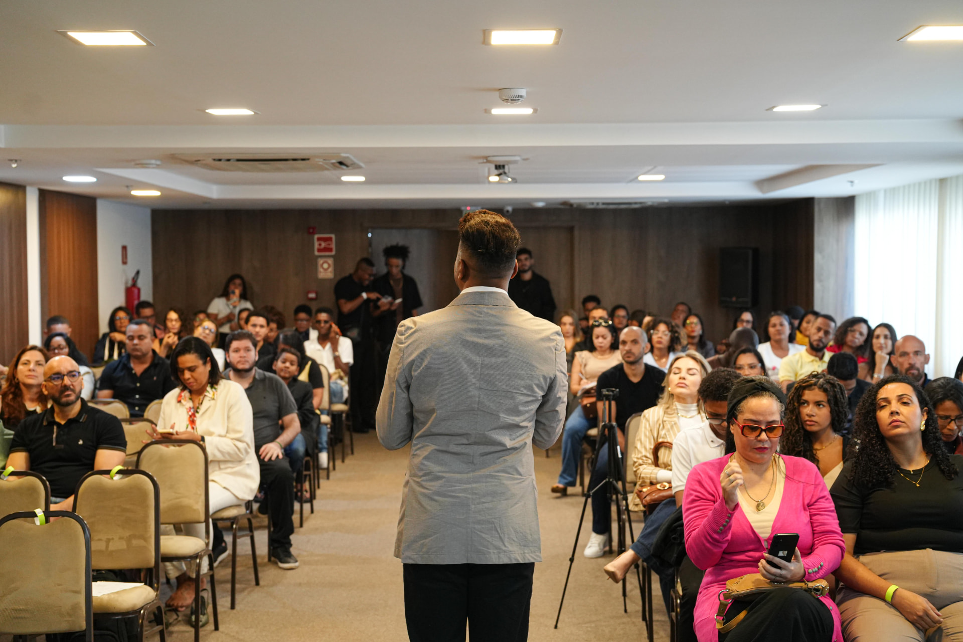 Cleidison Bomfim de frente para a plateia em treinamento