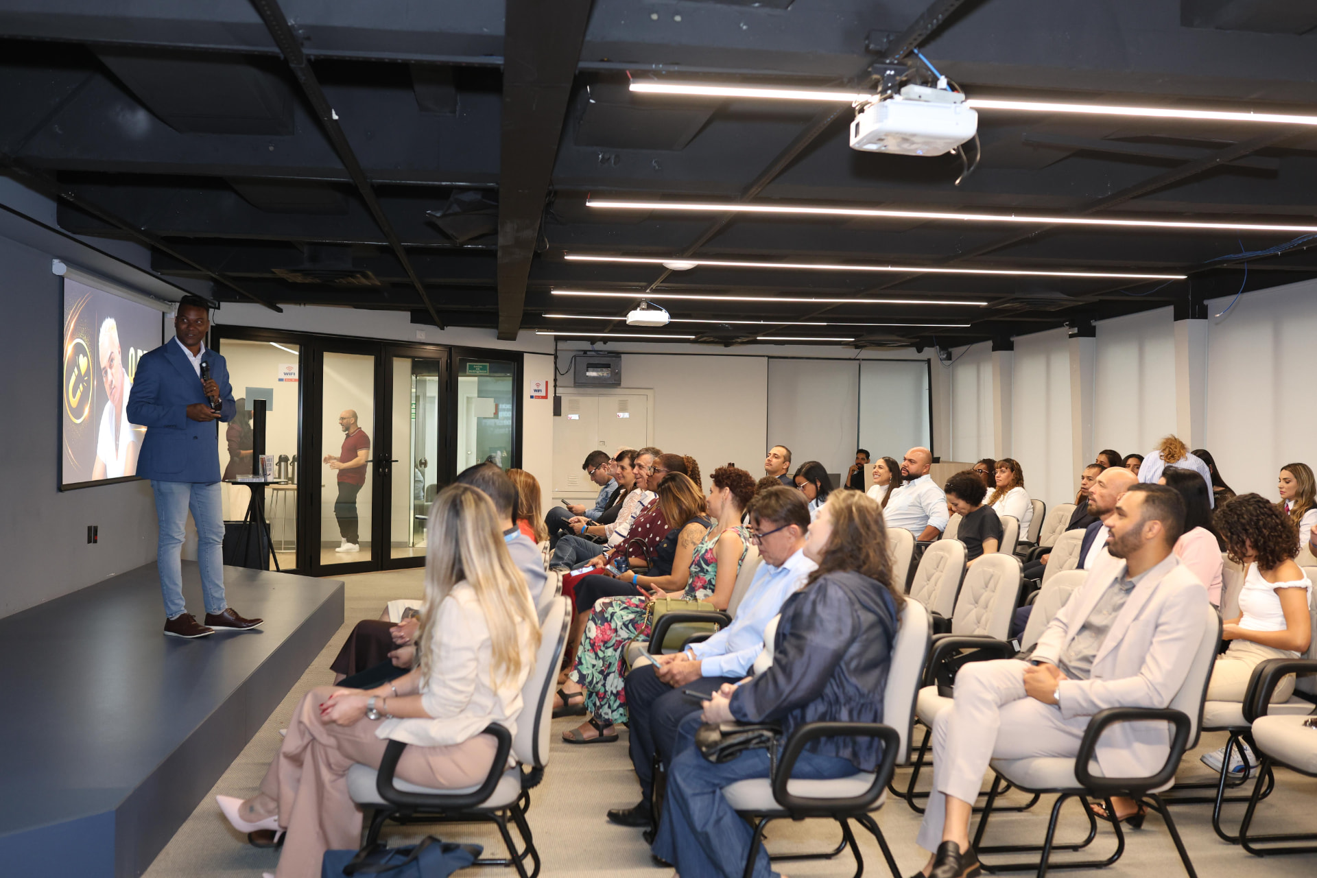 Cleidison Bomfim apresentando no palco para a plateia