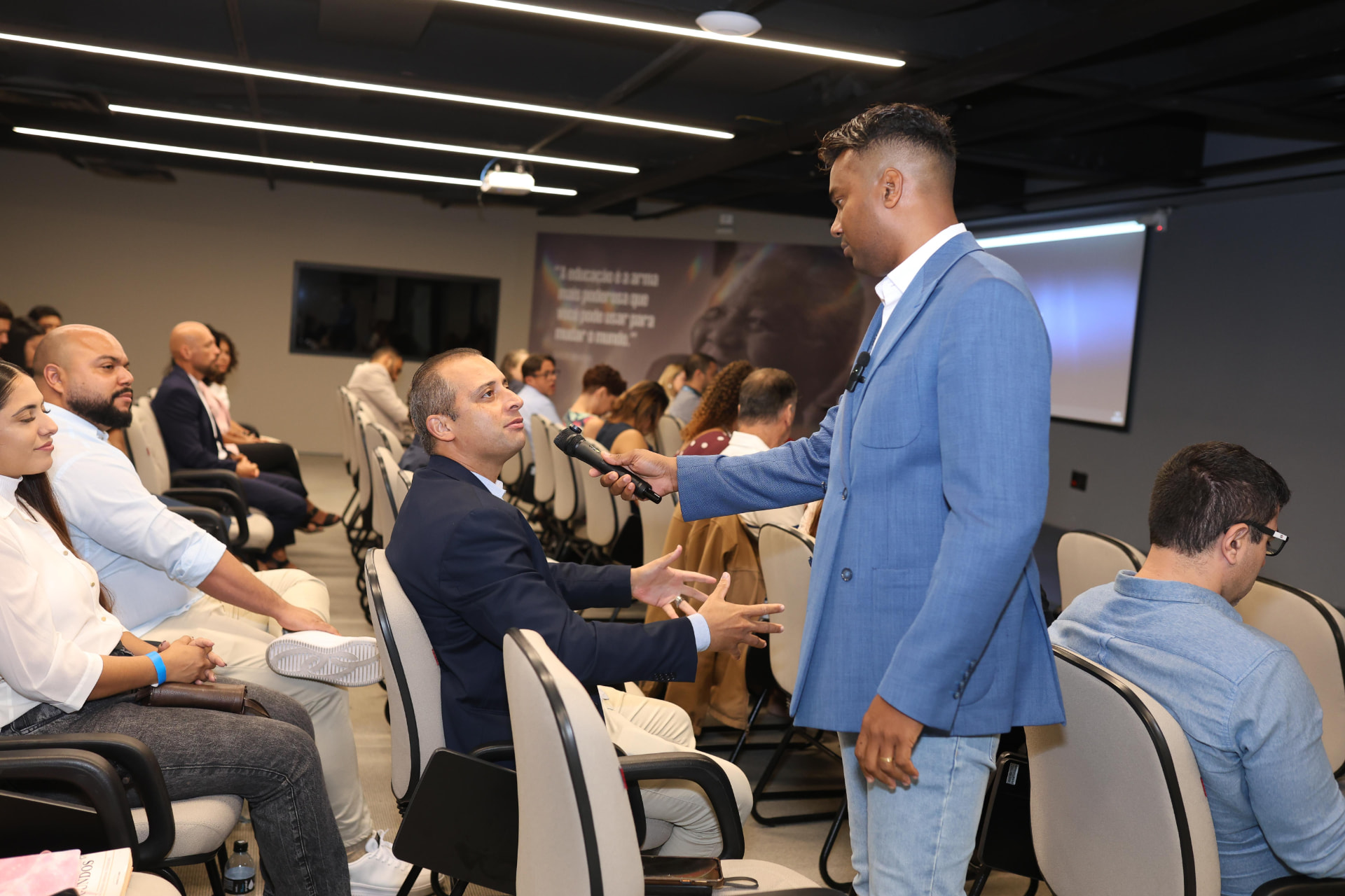 Cleidison Bomfim conduzindo prática com participante
