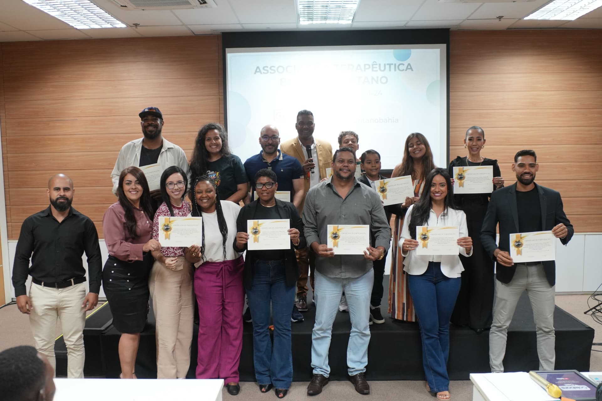 Formandos com certificados de conclusão